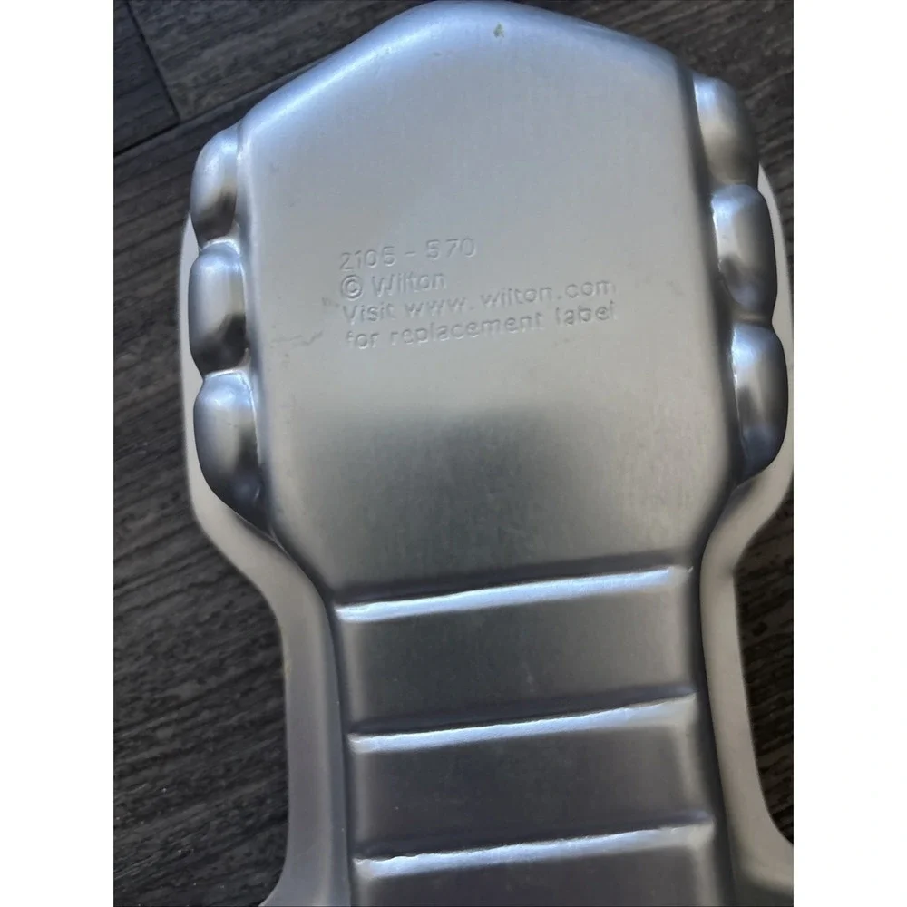 Guitar Cake‎ Pan Wilton 2105-570 Vintage 2000